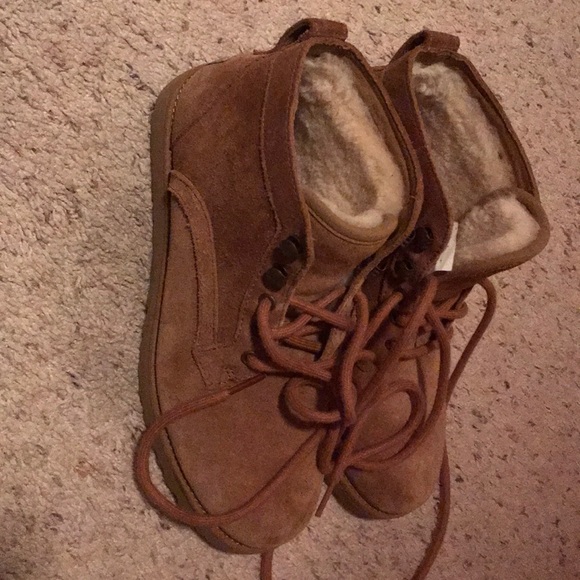 UGG Brown Ankle Boots with Cream Lining - Picture 3 of 4